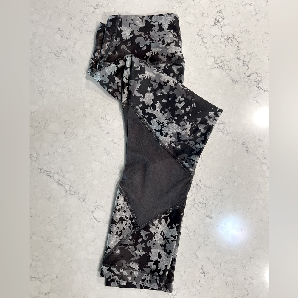 Like new Under Armour 3/4 leggings